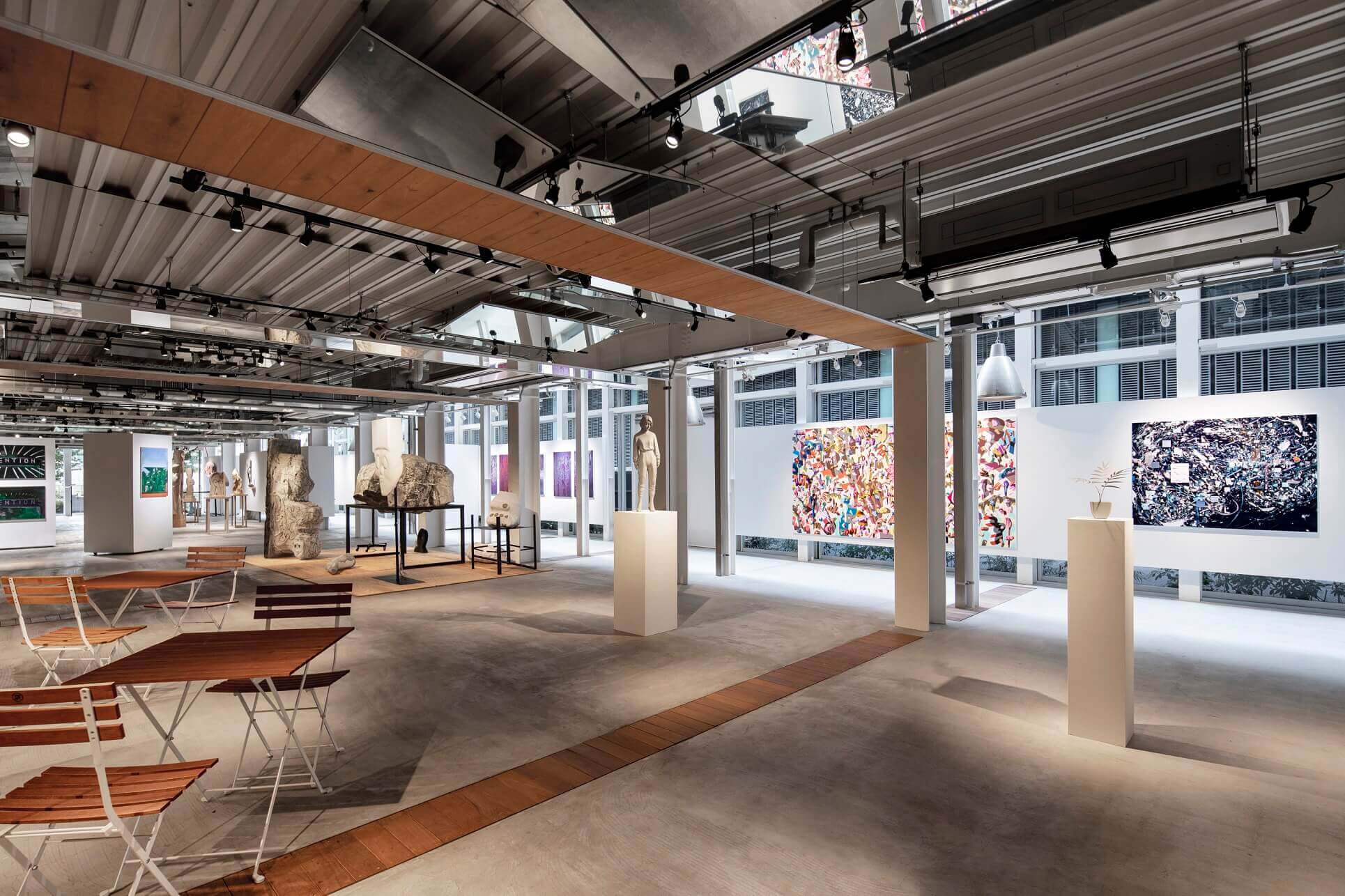 天王洲にギャラリーとカフェが融合したアートカフェ「WHAT CAFE」が