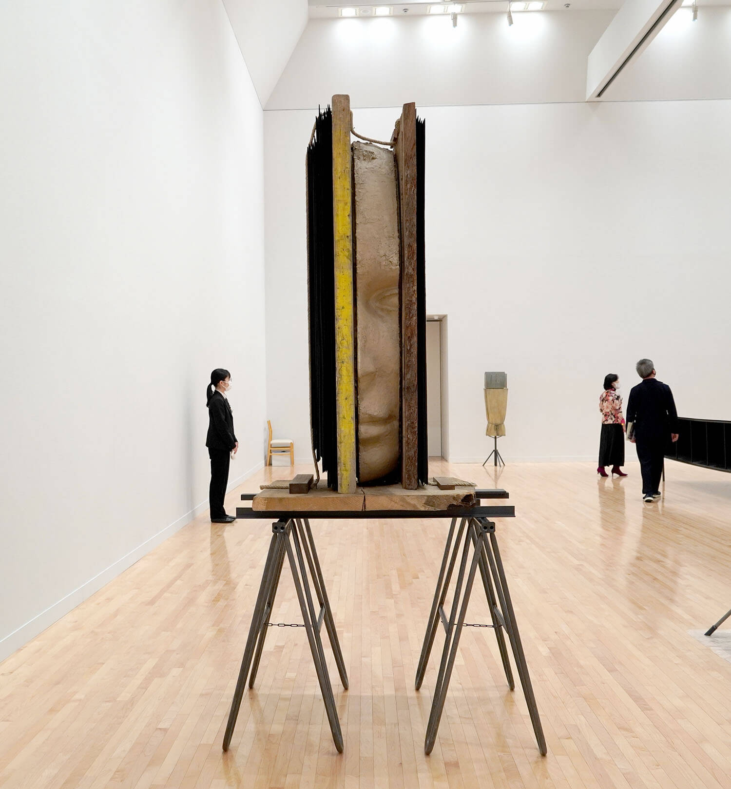 マーク・マンダース《黄色い縦のコンポジション》展示風景:東京都現代美術館