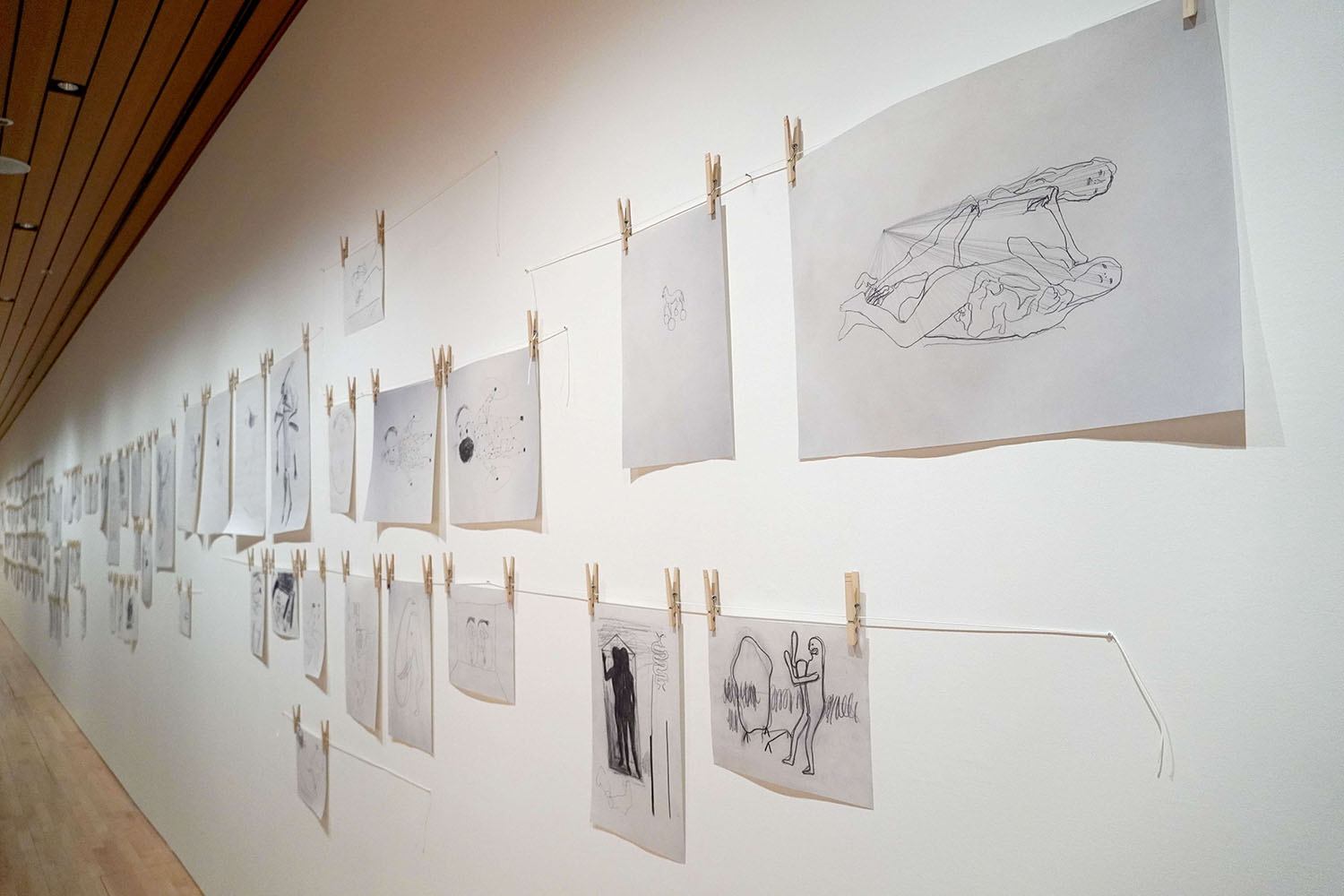 マーク・マンダース《ドローイングの廊下》展示風景:東京都現代美術館