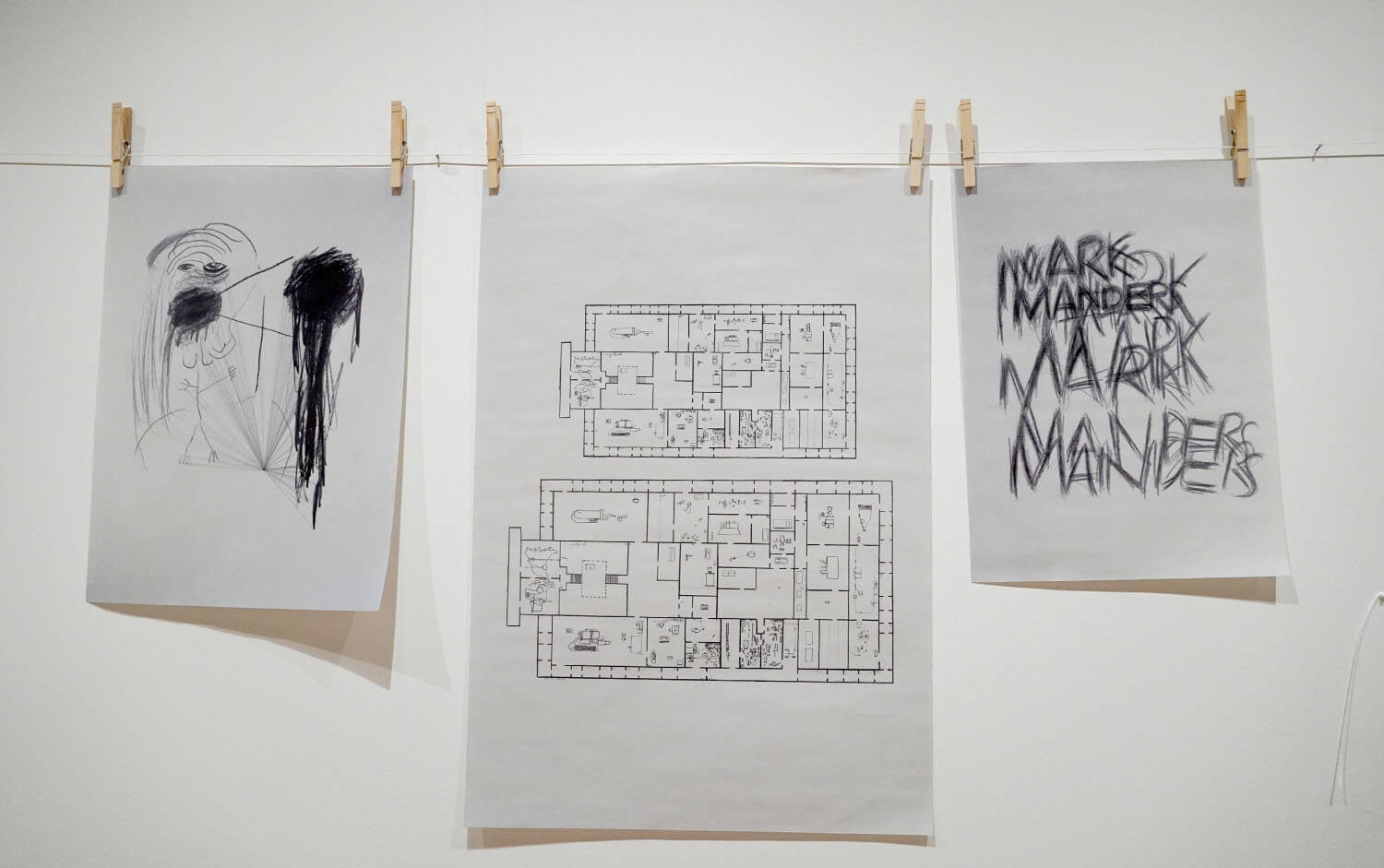 マーク・マンダース《ドローイングの廊下》展示風景：東京都現代美術館