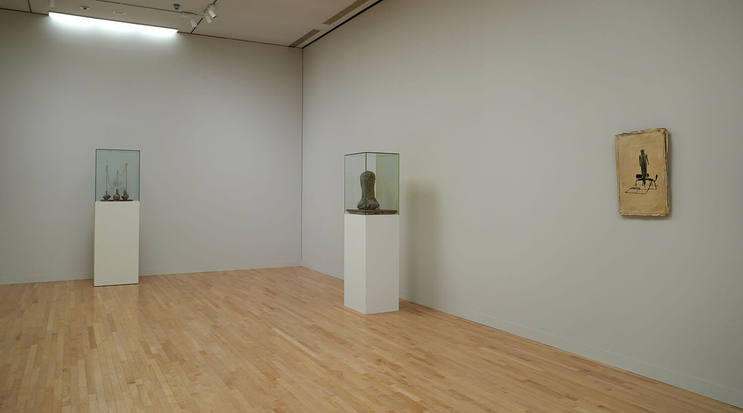 マーク・マンダース　左《細く赤い文の静物》、中央《女性の頭部の習作》、右《像の習作》展示風景：東京都現代美術館